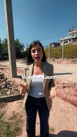 Na minha Vila Missionária, a gente faz acontecer! 💪 Hoje visitei a Escola Estadual Prof. Dr. Lauro Pereira Travassos para acompanhar a construção da nova quadra, que está sendo construída com R$ 420 mil em recursos do nosso mandato. Esse espaço vai beneficiar não só os alunos, mas toda a comunidade. É a educação e o esporte transformando vidas na minha Cidade Ademar, e eu tô muito feliz em ver isso virando realidade! 💜