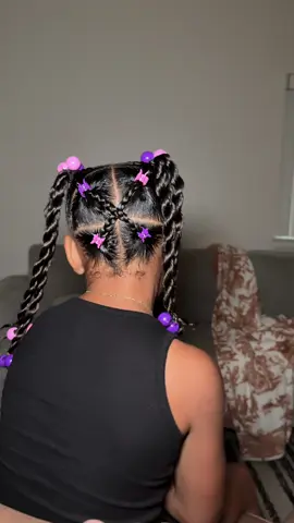 This is a super easy and school-aged, curly hairstyle 💜 #rubberbandhairstyle #curlyhairtutorial #hairtok #curlyhairstyle #kidhairstyles 