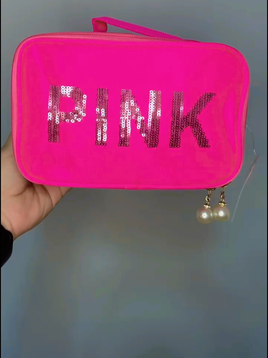 ✨ Necessaire Feminina Pink com  Brilhos Multifuncional 👜 ideal para viagens, academia, escola, trabalho e uso diário. Compacta, leve e resistente, perfeita para organizar maquiagem, cosméticos, skincare, acessórios, itens de higiene pessoal, produtos de beleza e utilidades diversas. 💄 Para elas: cabe batom, base, pincéis, perfume, cremes e makes. ✅ Material de qualidade premium resistente à água. ✅ Fechamento seguro com zíper reforçado. ✅ Compacta, mas com espaço interno inteligente. ✅ Versátil: pode ser usada como estojo escolar, bolsa de viagem ou organizador de bolsas. 🔥 Tendência no TikTok Shop 2025! Ideal para quem ama organização, praticidade e estilo no dia a dia. #necessaire #necessaireFeminina #necessaireMasculina #necessaireViagem #necessaireMake 
