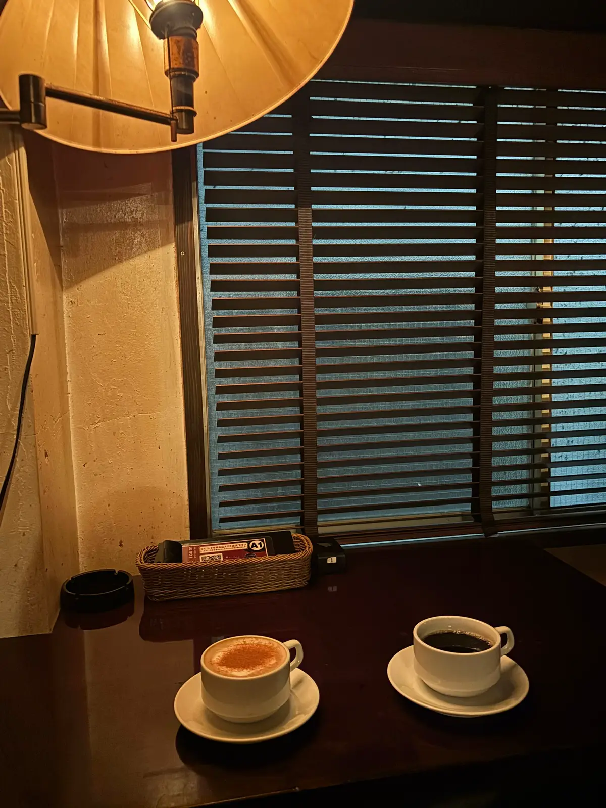 程よい暗さと静けさが好き。 シナモンラテおいしかった♡ 基本いつも予約でいっぱいだから予約した方が安心。23時まで営業してる💭 #atticroom新宿 #新宿カフェ #atticroom #今月もよろしく 