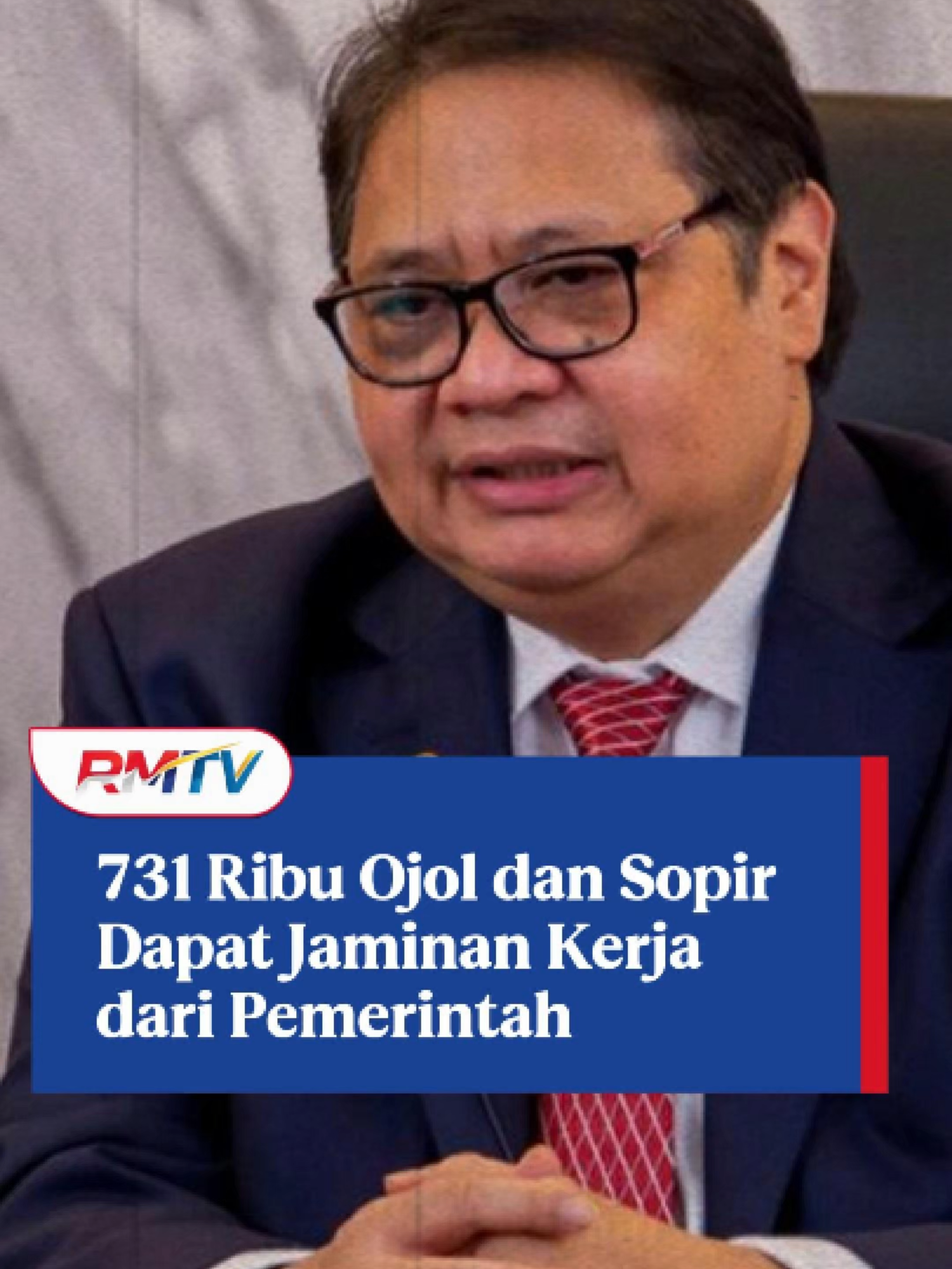 Airlangga Hartarto Beri Jaminan Kerja untuk Ojol, Sopir, dan Ojek Pangkalan Menteri Koordinator Bidang Perekonomian, Airlangga Hartarto, mengumumkan program jaminan kerja khusus bagi pekerja bukan penerima upah (BPU). Program ini ditujukan untuk melindungi para pekerja sektor informal, seperti pengemudi ojek online (ojol), sopir kurir, ojek pangkalan, dan pekerja logistik. Airlangga menegaskan bahwa pemerintah melalui BPJS Ketenagakerjaan telah menyiapkan dana sebesar Rp36 miliar untuk mendukung jaminan sosial ini. Program tersebut mencakup Jaminan Kecelakaan Kerja (JKK) dan Jaminan Kematian (JKM) dengan diskon iuran sebesar 50%. #AirlanggaHartarto #BPJSKetenagakerjaan #JaminanKerja #Ojol #OjekOnline #Kurir #Logistik #OjekPangkalan #JKK #JKM #PekerjaBPU #ProgramPemerintah #PerlindunganOjol #BeritaViral #EkonomiIndonesia #FYP #IndonesiaMaju #BeritaHariIni #KesejahteraanPekerja #FYPIndonesia