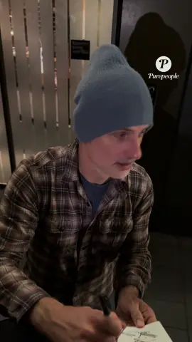 ✨ Andrew Lincoln proche de ses fans à Londres ✨ À la sortie de la pièce La Dame de la Mer ce soir, l’acteur a pris le temps de saluer et d’échanger avec son public 🤩🎭. Un moment chaleureux qui a ravi les spectateurs londoniens 👏❤️. Et vous, auriez-vous aimé le rencontrer à la sortie du théâtre ? 👀✨ #Purepeople #Bestimage #AndrewLincoln #LaDameDeLaMer #théâtre 