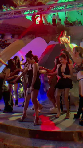 Lên ngắm gái xinh quán em ạ 🤭🤭💃🏻  Book bàn nhắn em, có ngay 1 vị trí đẹp ✌🏻 #303gardenstation #303phamvandong #khuvuichoigovap 