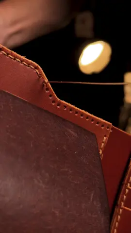 Making a sleek leather wallet by hand – simple, stylish, and built to last 🧵✨ #LeatherCraft #HandmadeWallet #DIYLeather #EverydayCarry #Craftsmanship