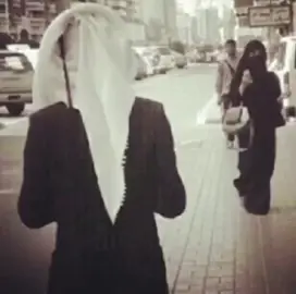 صاير تغيب وعنا ليه تبعد لاقي حبيب والا هان الحب صاير تغيب وعنا ليه تبعد لاقي حبيب والا هان الحب والا انتا يعني والا انتا يعني خلاص خلاص.. نويت تبعد تبعد أنا الي طول عمري ازرعلك البسمة واغار عليك تدري لو هبت النسمة أنا الي طول عمري ازرعلك البسمة واغار عليك تدري لو هبت النسمة لو عننا ناوي تغيب الدنيا تاخذنا وتجيب لو عننا ناوي تغيب الدنيا تاخذنا وتجيب والا انتا يعني والا انتا يعني خلاص خلاص.. نويت تبعد تبعد أرجوك لا ترحل، يكفي خلاص غربه قرّب كذا واسأل ع اللي إنكوى قلبه أرجوك لا ترحل، يكفي خلاص غربه قرّب كذا واسأل ع اللي إنكوى قلبه لو عننا ناوي تغيب الدنيا تاخذنا وتجيب لو عننا ناوي تغيب الدنيا تاخذنا وتجيب والا انتا يعني والا انتا يعني خلاص خلاص.. نويت تبعد تبعد