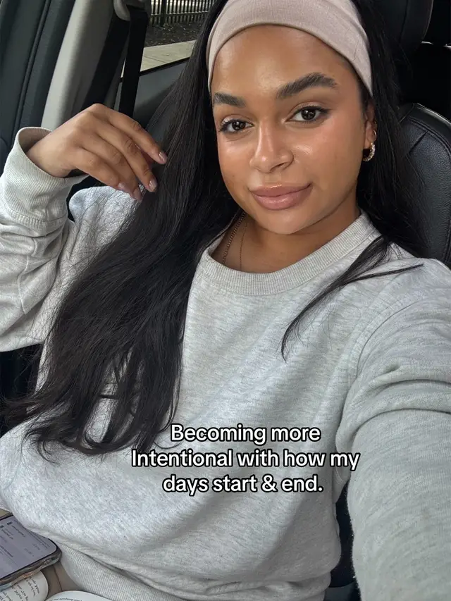 What’s the first thing you do when you get up? Show me a picture in the comments 💕 #adayinmylife 