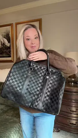 This is the perfect little weekender bag! Watch it all I can fit in! #weekenderbag #dufflebag 