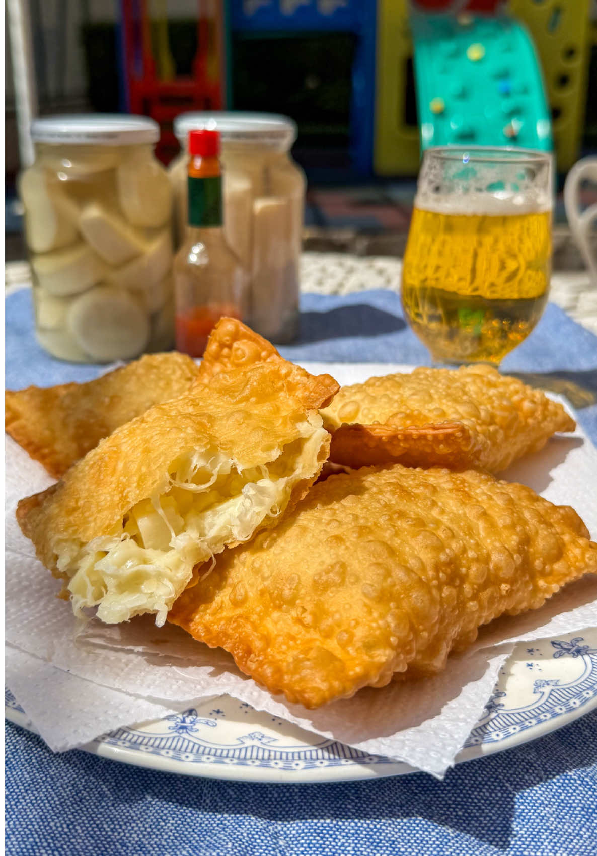 COZINHANDO COM LUCINHA reproduzindo o melhor pastel de palmito do mundo feito pelo maior pasteleiro do mundo (obrigada Messias e Juninho por me permitirem invadir a cozinha de vcs!!!) PASTEL DE PALMITO Ingredientes (tudo no olho!!) - Massa de Pastel (em rolo) - Palmito amassadinho e drenado - Queijo mussarela ou minas padrão  - Um chorinho de requeijão ou catupiry (opcional mas fica um lacre) E um beijo para os s310s de silvio santos!!!! #cozinhandocomlucinha #receita #palmito #pastel #queijo 