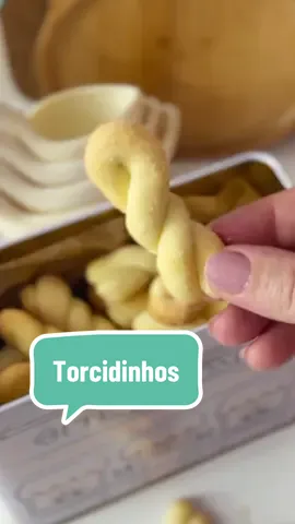 Biscoitos Torcidinhos Açucarados (40 unidades) 	 	• 120g manteiga sem sal, temperatura ambiente 	• 100g de açúcar refinado 	• 1/2 colher de chá de baunilha 	• 1 clara de ovo grande 	• 200g farinha de trigo 	• 20g amido de milho 	• 1 pitada generosa de sal 	• Açúcar cristal para passar os biscoitos Numa tigela média, misture bem a manteiga e o açúcar até formar uma pasta. Junte a baunilha e a clara de ovo e bata bem para formar um creme. Adicione a farinha de trigo, o amido e o sal e trabalhe a massa, primeiro com uma espátula grande, depois com as mãos, somente até ficar homogênea. Separe uma assadeira grande (não precisa untar) e preaqueça o forno a 180 graus. Coloque o açúcar cristal em um prato fundo. Divida a massa em 40 bolinhas. Forme cobrinhas e dobre cada uma ao meio, torcendo para formar uma cordinha. Passe cada biscoito pelo açúcar cristal e ajeite na assadeira, deixando um pouquinho de espaço entre eles. Leve para assar por mais ou menos 15 minutos, até dourar ligeiramente. Deixe esfriar nas assadeiras e guarde em latas ou potes vedados por até 30 dias. #bolachinhas #biscoito #amanteigadoscaseiros #receitasfaceis 