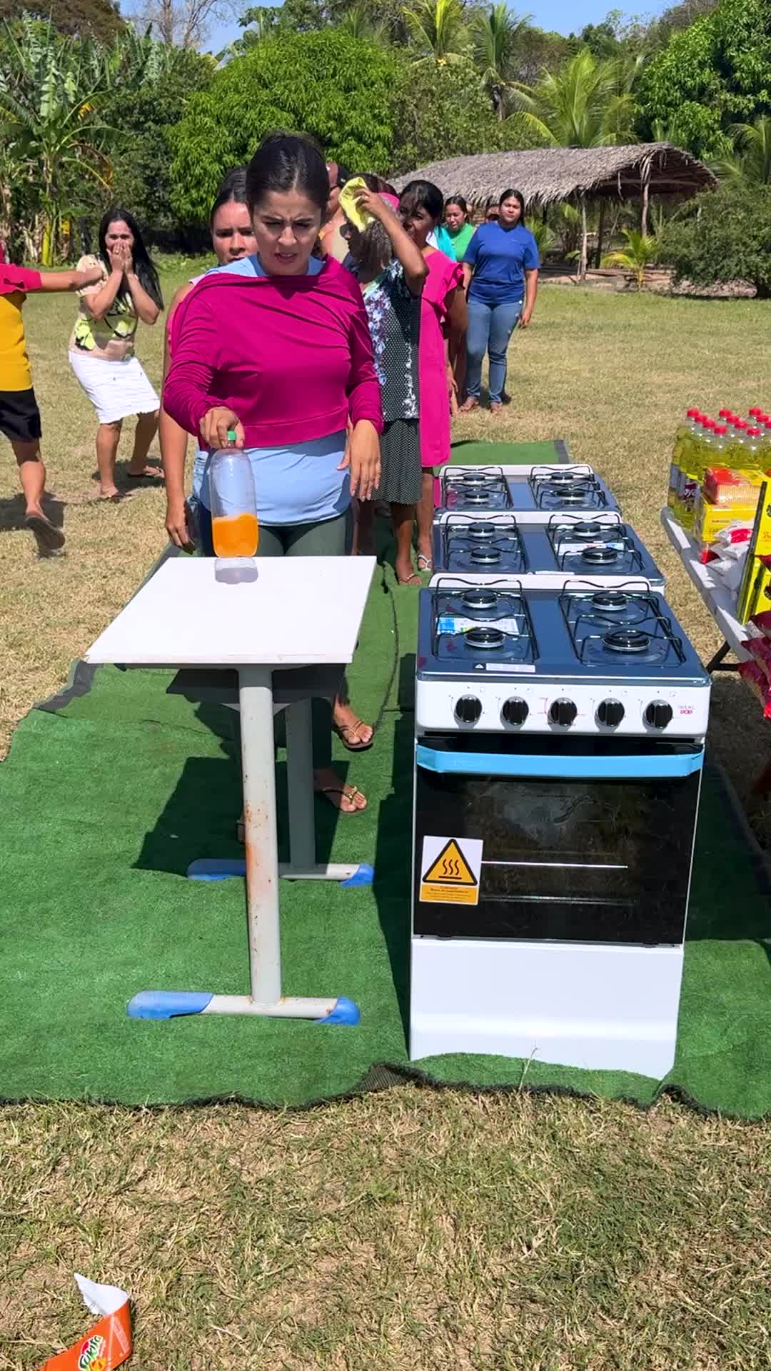 Jogue a garrafa e ganhe um prêmio.