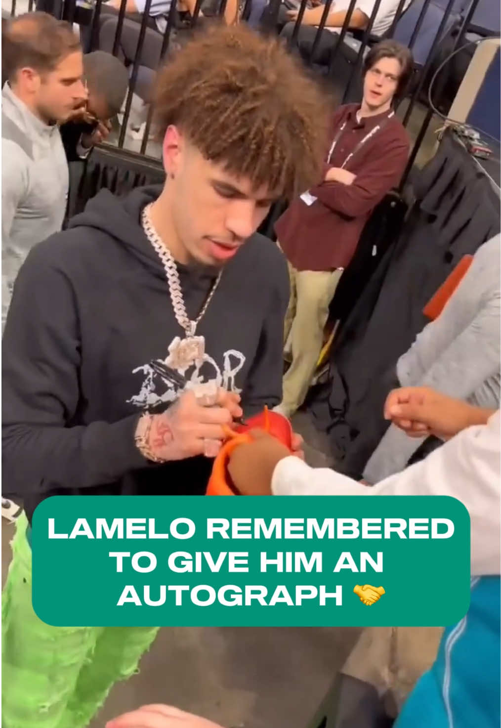 LaMelo loves the fans #fyp #foryoupage #NBA #lebron #lebronjames #lakers #losangeleslakers #lameloball 