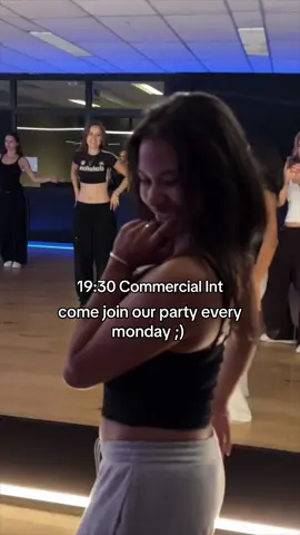 Come join our party every monday at @Kick’n Studios ;)  19:30 Commercial Int  20:30 Commercial Adv  Round two of in love with us next week!🤍 #dancer #choreography #danceclasses #fyp #commercial @yadelauren @Frenna 