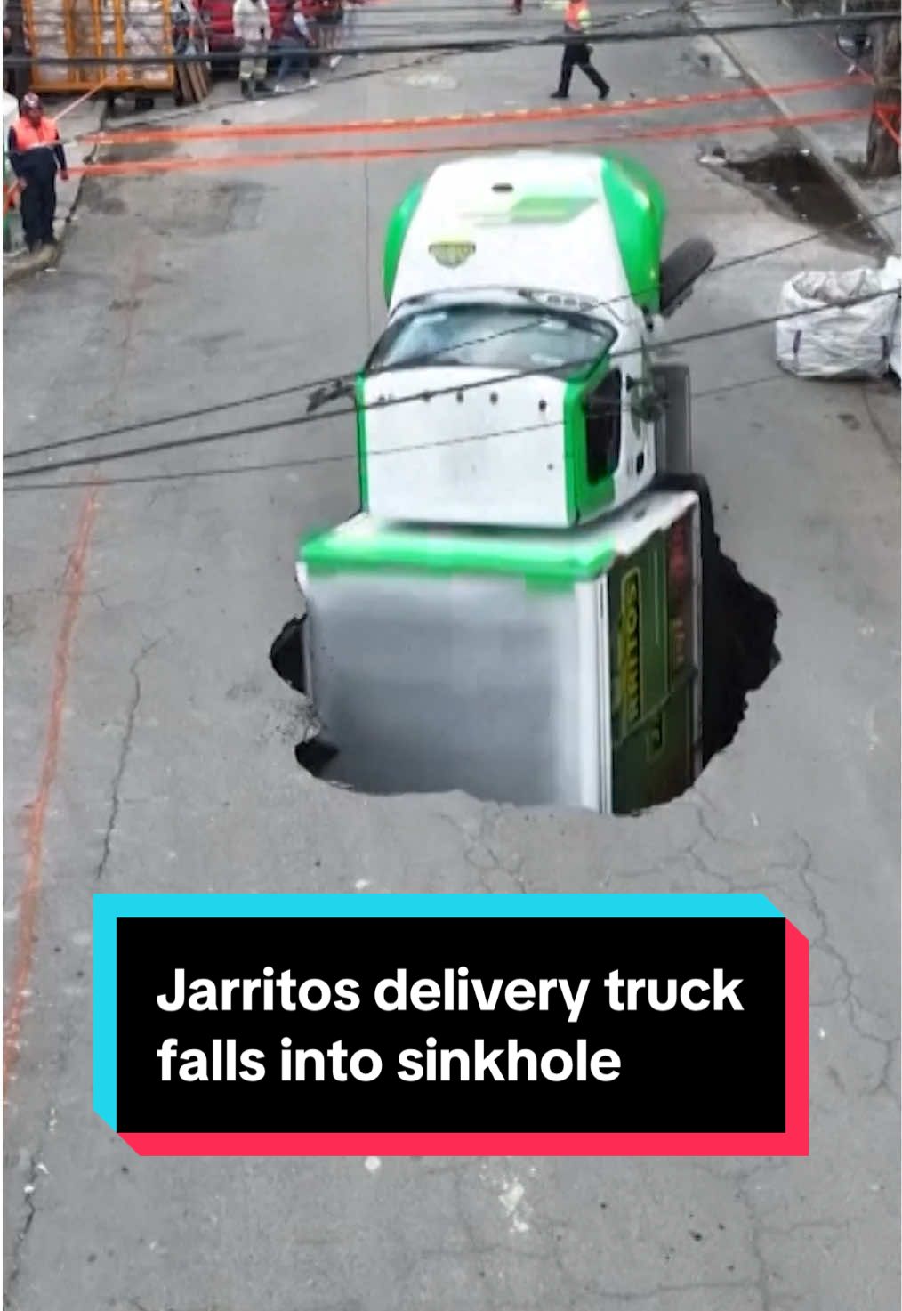 A Jarritos-branded delivery truck suddenly collapsed into a sinkhole in the Mexico City borough of Iztapalapa on Saturday. The borough’s mayor, Aleida Alavez, said initial reports indicate the “very old” drainage system had collapsed where the sinkhole was created. #sinkhole #jarritos #mexicocity #mexico 