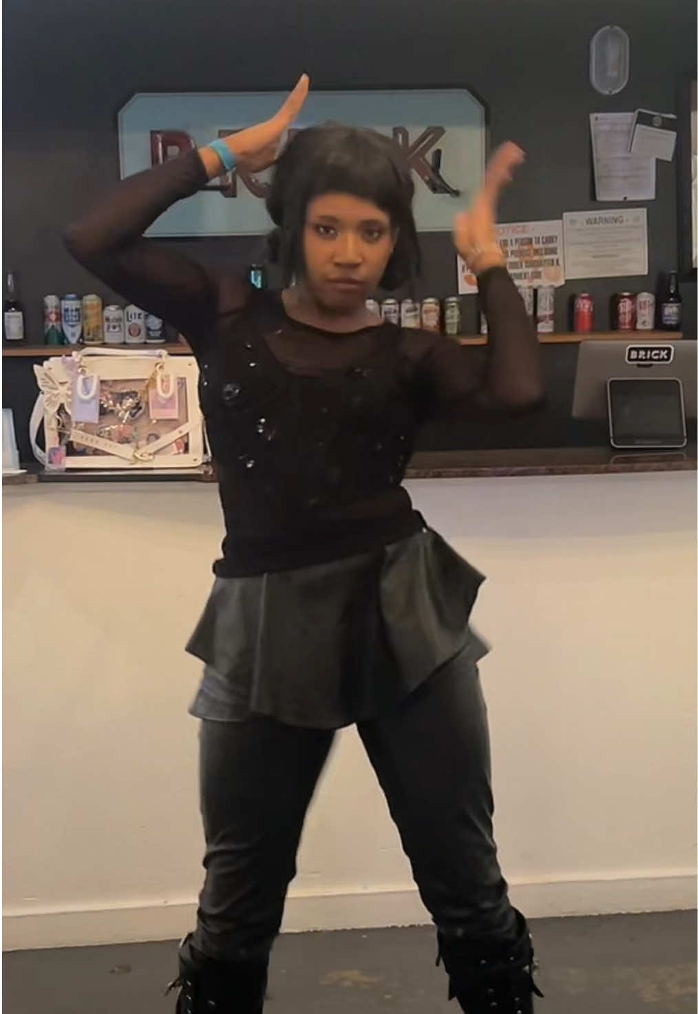 #ZOEY i learned rhis a few hours before so its not very good i fear 😞😞 i will improve soon though trust #cosplay #kpopdemonhunters #zoeycosplay #kpdhzoey 