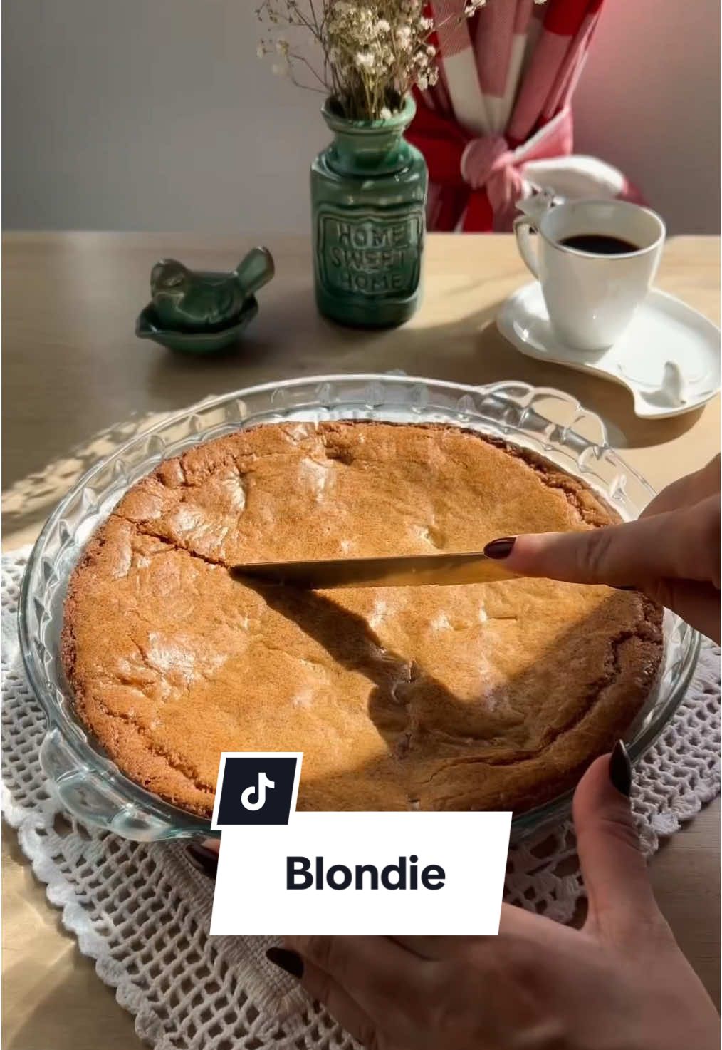 Blondie 🧈 esse é o primo do brownie, aquele mesmo gostinho amanteigado e textura macia, mas aqui com um sabor de caramelo! - 120g de manteiga sem sal - 150g de açúcar mascavo - 50g de açúcar demerara - 1 ovo grande + 1 gema - 1 colher de chá de essência de baunilha - 125g de farinha de trigo (peneirada) - ½ colher de chá de fermento em pó - ¼ colher de chá de sal - 100g de chocolate branco ou ao leite picado  - Preaqueça o forno a 180 °C e unte uma forma (20x20 cm - eu usei uma forma redonda, mas fica ainda melhor numa forma quadrada). - Derreta a manteiga e deixe amornar um pouco (não pode estar quente demais, senão cozinha os ovos depois). - Misture a manteiga com os açúcares (mascavo + demerara) até ficar homogêneo e brilhante. - Adicione o ovo, a gema e a baunilha. Misture com fouet só até incorporar — não bata demais, para não deixar a massa pesada. - Incorpore os secos. Peneire a farinha, o fermento e o sal sobre a mistura. Mexa com uma espátula, delicadamente, até sumirem os pontos de farinha. - Finalize com o chocolate picado ou gotas, misturando para distribuir pela massa. - Espalhe na forma, alisando a superfície para assar por igual. - Asse por 25–28 minutos. Deve estar dourado, firme nas bordas, mas ainda macio no meio. - Deixe esfriar na forma por pelo menos 30 minutos antes de cortar, e prontinho! #blondie #brownie #receitasbasicas #receitarapida #sobremesarápida 
