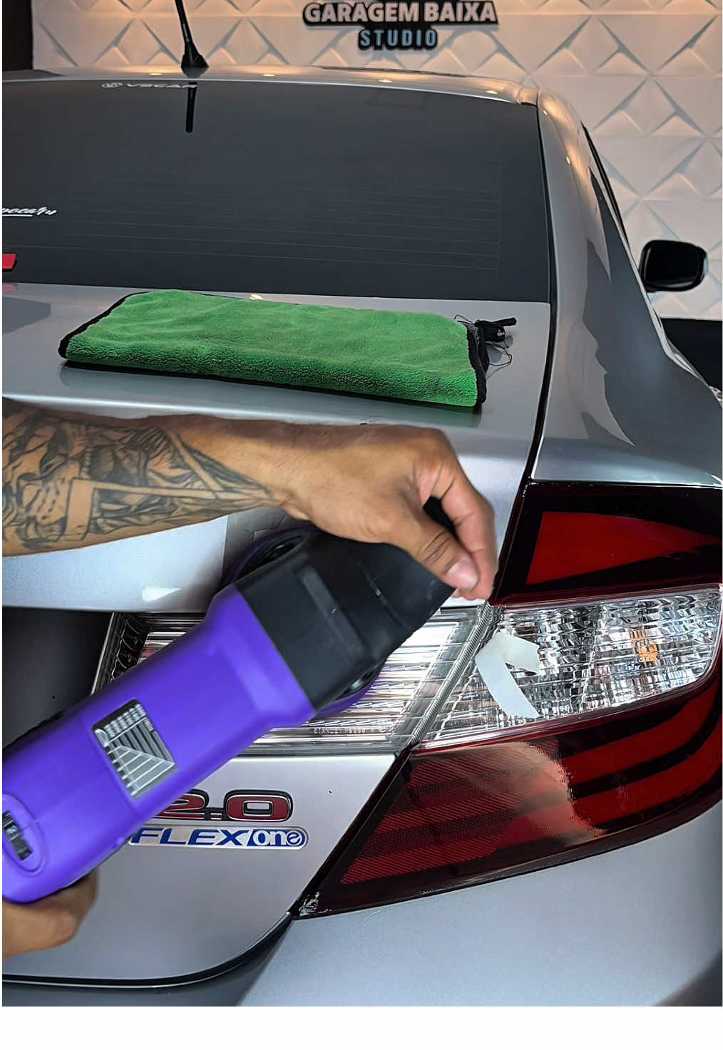 Transformamos o visual desse Honda Civic LXR com um Chrome Delete exclusivo nos emblemas traseiros. O resultado? Muito mais esportividade, estilo e personalidade! 🚘🔥 Esse detalhe faz toda a diferença no acabamento do carro, deixando ele com aquele visual clean e agressivo que todo apaixonado por carros curte. #ChromeDelete #EstéticaAutomotiva #HondaCivic #CivicLXR #CarrosBaixos     