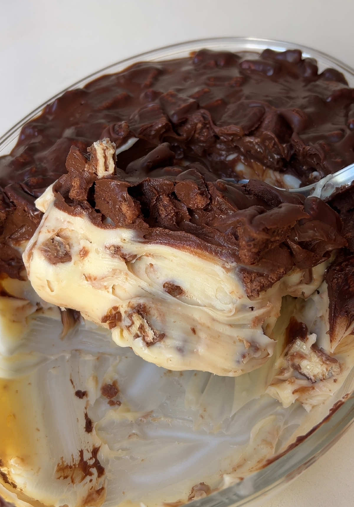 BOMBOM DE KITKAT NA TRAVESSA  Ingredientes: 2 latas de leite condensado (790g) 400g de creme de leite 15g de manteiga 300g de KitKat picado Cobertura: 200g de chocolate meio amargo 200g de creme de leite Cereal de KitKat  #receitas #receitasfaceis #receitasimples 