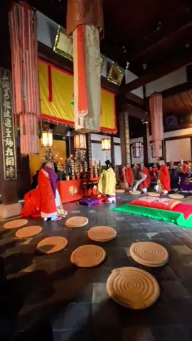 京都黄檗山万福寺で盛大な法会が行われており、この法会は中国明時代の儀式と作法を厳格に遵守しており、独特な文化的意義と神秘的な雰囲気を持っている。   明の末から清の初めにかけて、隠元禅師は日本の仏教界からの招きを受けて日本に渡り、京都宇治に黄檗山万福寺を創建し、黄檗宗を設立した。万福寺の儀式と作法は中国明時代の仏教儀礼を引き継いでおり、経文を読む「発音」から法事の「規則」まで、すべて古代の形式に従い、これまで変更されていない。法会は厳粛な経文の朗読声の中で始まり、僧侶たちは経文を唱える際に明時代の南京官話を使用し、一部では直接福清方言を使用する。法会で使用される木魚、引磬（いんけい）、太鼓、銅鑼などの楽器も中国から伝来したもので、明時代の音楽の特色を持つ黄檗梵唄（おんぱい）を形成している。   黄檗梵唄のメロディーは荘厳でゆったりとしており、リズムと呼吸の調和を重視しており、禅宗における「一心不乱」の修行の特徴を備えている。法会の儀式と作法は、隠元禅師が編纂した『黄檗清規』を厳格に遵守しており、朝夕の課誦（かしょう）から大規模な法会に至るまで、唱える内容と手順にはそれぞれ定められた形式があり、明時代の禅宗僧院の制度が現れている。#黄檗煎茶 #黄檗文化 #黄檗宗大本山万福寺 #京都黄檗山万福寺 