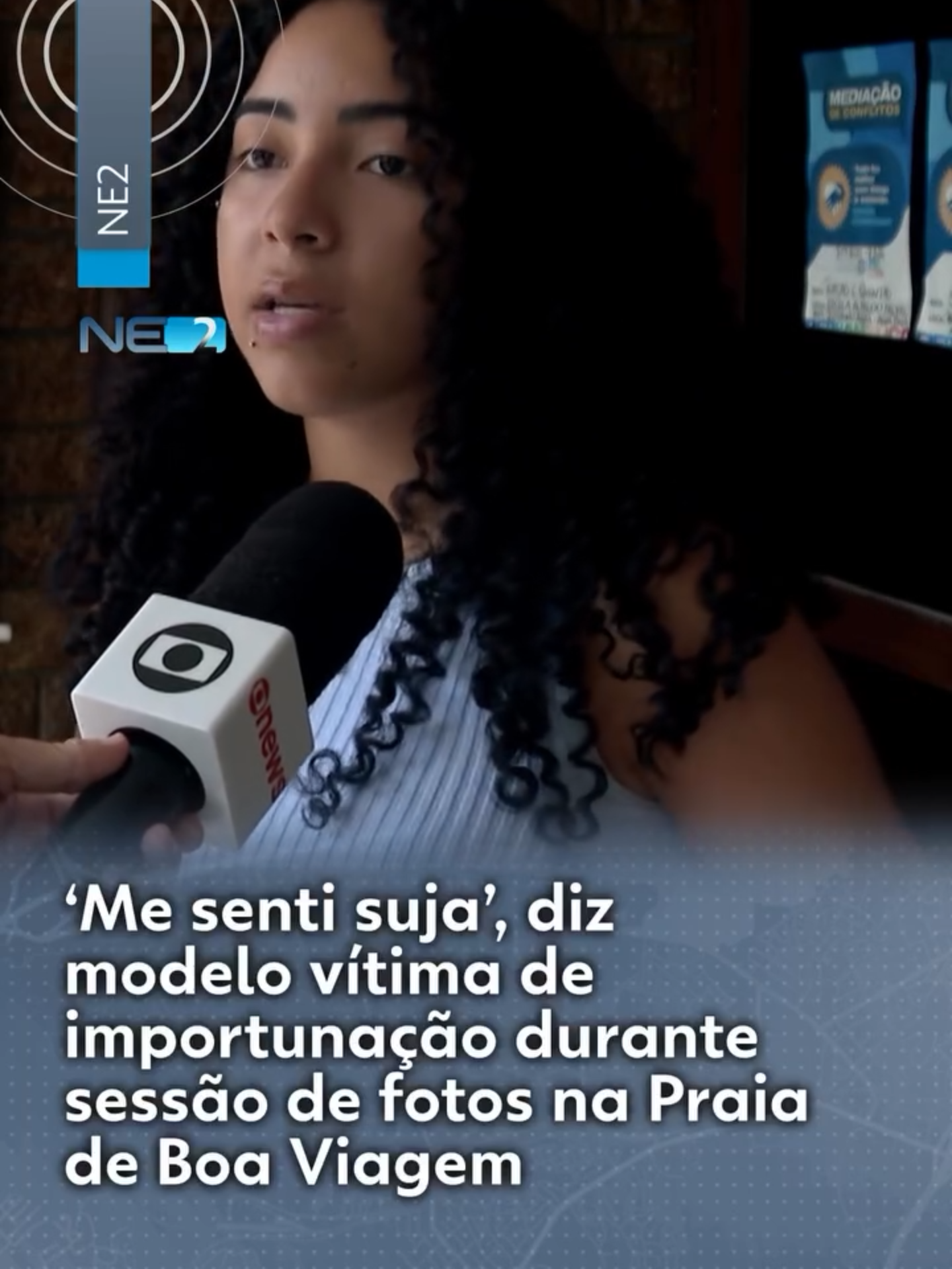 Importunação - A modelo de 20 anos vítima de importunação sexual durante uma sessão de fotos na Praia de Boa Viagem, na Zona Sul do Recife, disse que ficou sem reação ao ser tocada pelo agressor. O caso aconteceu no fim da manhã do domingo (14). “Quando eu senti a mão passando pela minha bunda, eu fiquei estatelada, porque eu achei que fosse qualquer coisa, menos isso. E eu não tive reação”, contou Meyllin Oliveira, candidata ao título de Miss Recife 2025, em entrevista à TV Globo. Meyllin disse que só depois se deu conta do que realmente tinha acontecido. “Aí quando eu cheguei em casa, que eu fui editar os vídeos, foi que realmente eu tive certeza do que ele tinha feito, que foi o toque em mim. E foi quando eu comecei a me sentir suja, quando eu senti que o meu trabalho estava sendo violado”, afirmou. A vítima registrou um boletim de ocorrência na Delegacia da Mulher. Até o momento, o suspeito não foi identificado. “A gente já fez a ouvida dela, vamos apurar outros elementos, analisar essas imagens, ouvir outras pessoas e assim a gente vai chegar à autoria desse crime”, declarou a delegada Rhayssa Alencar. “É importante entender que esse crime não é apenas uma brincadeira”, acrescentou. Clique em 'leia o artigo' e saiba mais sobre o caso. #modelo #missrecife #g1 #g1local