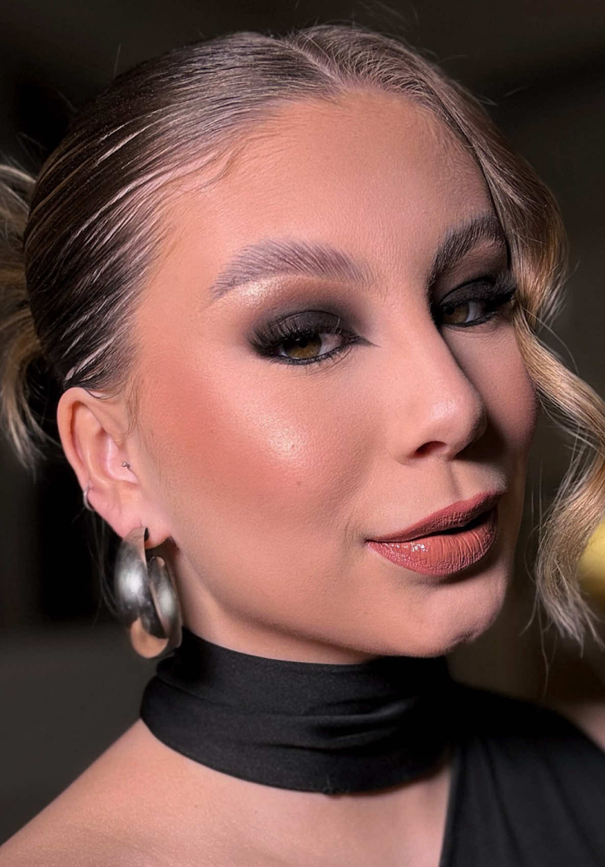 Olho preto em uma hora! Será que rolou? 👀🖤 Produtos usados nos olhos: Gel para sobrancelhas @Catharine Hill  Corretivo para delimitar @Kohll Beauty  Sombras cremosas @Fand  Paleta para selar sombras cremosas @catharinehilloficial Lápis preto @Nina Makeup Brasil  Rímel @vult •batons @fandcosmeticosoficial Coturno perfeito para compor o look @Évita  Cupom HERIKA15 #makepreta #tutorialmakeup