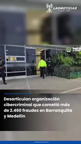 Las autoridades confirmaron la desarticulación de una organización dedicada al cibercrimen que operaba en Barranquilla y Medellín, responsable de más de 2.460 casos de fraude bancario en el país. De acuerdo con el informe oficial, tras diez meses de investigación especializada, la Policía Nacional recopiló evidencia que permitió identificar y judicializar a los integrantes de la estructura, quienes deberán responder por fraude bancario, acceso abusivo a un sistema informático, concierto para delinquir y hurto por medios informáticos y semejantes. La red utilizaba las modalidades de vishing y phishing, suplantando entidades financieras para obtener datos confidenciales de las víctimas. Uno de los miembros aprovechaba su cargo en una entidad bancaria para acceder de forma ilegal a bases de datos sensibles, mientras otros operaban un call center clandestino desde el que analizaban la información, perfilaban a las víctimas y realizaban llamadas fraudulentas. Durante los allanamientos, las autoridades incautaron 15 teléfonos celulares, 96 tarjetas SIM y una libreta con información personal de las víctimas. Según la investigación, la estructura afectó a más de 1.100 personas en todo el territorio nacional, causando un fraude estimado en $2.126 millones de pesos. El brigadier general Edwin Masleider Urrego Pedraza, comandante de la Policía Metropolitana de Barranquilla, destacó que este resultado es producto de un trabajo investigativo articulado y minucioso. “La desarticulación de esta organización evita nuevas afectaciones económicas a los ciudadanos y protege la información sensible de las entidades financieras”, señaló. Los operativos estuvieron a cargo de la Dirección de Investigación Criminal e Interpol (DIJIN), con apoyo del Centro Cibernético Policial. #Barranquilla #Medellín #Cibercrimen #PolicíaNacional #FraudeBancario 