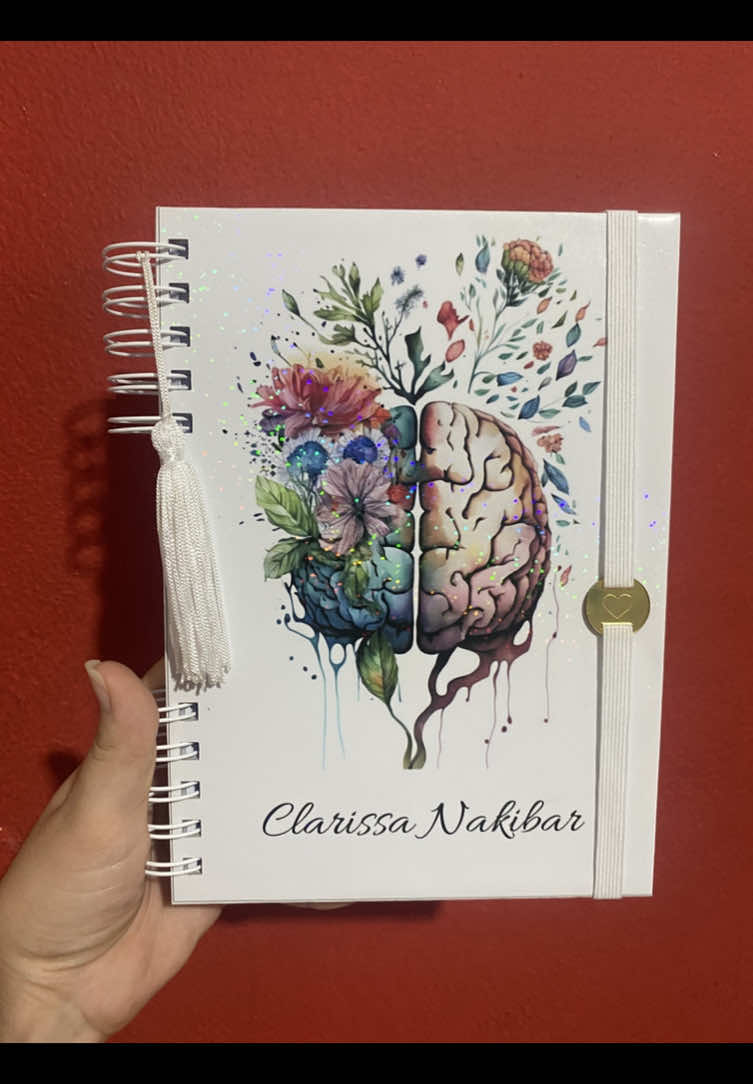 🧠✨ Criatividade, organização e muito amor em cada detalhe! ✨🧠 Essa agenda personalizada foi feita especialmente para uma estudante de Psicologia, unindo praticidade e identidade profissional 💖 📒 Produção sob encomenda 🎨 Várias opções de capas por profissão 💡 Ideal para estudantes e profissionais 💌 Quer a sua também? Me chama no direct ou no WhatsApp! #AgendaPersonalizada #Psicologia #EncadernaçãoArtesanal #AgendaProfissões