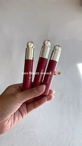 much needed restock of one of my fav lippies ever!! this formula & shade is perfection 💋 @Rare Beauty @sephora  #rarebeauty #sephorahaul #rarebeautylipoil #tintedlipoil #lipcombo 