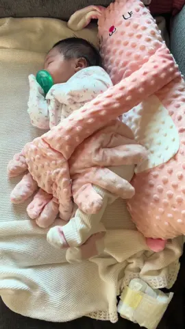 Baby patting pillow my best friend #viral #babypatting #newborn🫶🥹 