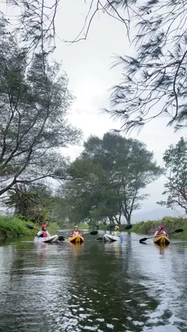 Main kano sebagus ini cuma 35K di Jogja?! Kesana sore-sore enak bgtt super adem, kalo mau sepi kaya kita better weekdays yaa. Nanti bakal ada pemandunya yg bisa bantu dokumentasi jugaa. Ada jalur panjang dan pendek, kemarin kita cobain yg pendek udh mayan cape dan puas siii✨  📍Kano Maritim Baros  #placetogojogja #wisatajogja #hiddengemsjogja #kanojogja #kanomaritimbaros #pantaijogja #wisatagunungkidul 