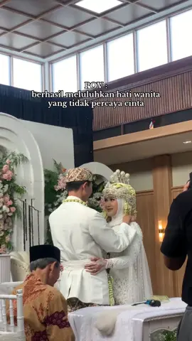 Ternyata cinta bukan soal seberapa indah kata-katanya, tapi seberapa kuat dia bertahan. Terima kasih sudah berjuang selama 3 tahun ke belakang, terimakasih untuk tidak menyerah, terima kasih sudah selalu ada untukku, dan terima kasih sudah menjadi penyejuk hati kala luapnya amarahku, suamiku🥹 Semoga di petualangan baru kita selalu bahagia, dikuatkan dan diridhoi Allah. Aamiin🥺🤍 #diakhirperang #nadinamizah #akadnikah #wedding 