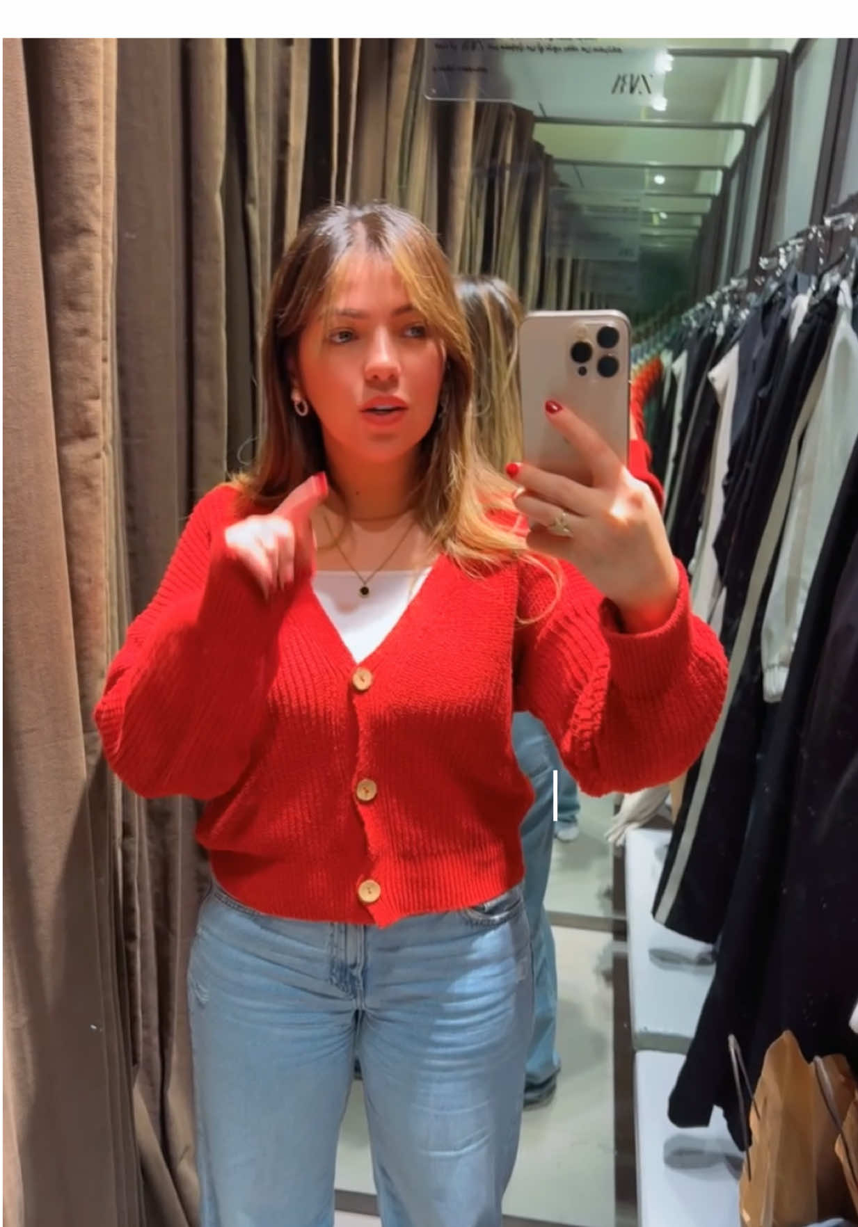 بقالي كتير بعيدة عنكم وحاسه اني محتاجة افضفض بس بالكتابة ، اكتشفت ان الكتابة شيء مريح جدا لتخفيف الحزن ، محتاجة افتحلكم قلبي شوية واعذروني لو طولت عليكم❤️‍🩹 طبعاً انتوا واخدين عليا دايما قوية وبخفي حزني مهما حصل ومش بحب اصدرلكم غير المشاعر الجميلة وضد الصعبانيات واللي عارفني كويس عارف قد ايه انا في اي موقف مهما كان صعب بكون واقفة علي رجلي وبنجح في عز الازمات النفسية وده الصح بس المرادي طاقتي خلصانه مش قادره امثل اني كويسة او اضحك وابتسم وده مش حقيقي !!  حاسه اني مش قادره اتفاعل مع الحياة محبطة حزينه منعزلة وعندي اكتئاب كنت نسيت يعني ايه شمس و هوا نسيت يعني ايه اتواصل مع الكاميرا انا كنت شخص يومياً معاكم ضحك ولعب وهزار ده جزء اساسي من يومي وحياتي متعودة عليه بقالي كتير ارتبطت بيكم جداً وفجأة كل ده اتحول ١٨٠ درجة …  الحزن شيء مخيف بياكل في روح الانسان بالبطيء بيخليك عطلان عن كل حاجة حتي الشغل المركون ومحتاج يتصور مش قادره اعمله عندي فقدان طاقة وفقدان شغف كبير محتاجة اتكل علي الله فقط واحاول اكتر و اكتر و اعافر مع نفسيتي اللي تحت الصفر واسند نفسي بنفسي وارجع افضل من الاول عشان اخرج من المود ده واكون بخير وخليك دايما فاكر ان محدش هيساعدك ولا هيسندك ابدا غير نفسك فقططططط.  قرفانة من التعامل مع الناس لان فيه ناس كتير سودة من جواهم ومنافقين ( فِي قُلُوبِهِم مَّرَضٌ فَزَادَهُمُ اللَّهُ مَرَضًا ۖ ) فا بتواصل مع القريبين المهمين اوي اوي اوي اوووي الحقيقيين فقط وبتابع الحاجات المهمة غير كدا لاء !! حتي اللي افتكرتهم صحاب مطلعوش صحاب ، لأن في ظل الظروف الصعبة دي اكتشفت حقا رة ناس كتير اوي وربنا فضحهم قدامي اعوذ بالله عندهم طاقة للكيد حتي في الوقت ده بس خلاص رصيد سترهم عند ربنا خلص !!!! وان شاء الله هحاسبهم كويس اوي بس لما تكون الظروف احسن من كدا و وشوشهم دي هخليكم كلكم تتفرجوا عليها بس في الوقت المناسب عشان الوقت الحالي وقت صعب ومهم وهما اقل بكتير من اني اعملهم قيمة واهميه دلوقتي🤌🏻. حابة اطمن جمهوري وحبايبي واصدقائي اللي مهتمين ل امري و بيحبوني اني ان شاء الله الفترة الجاية هحاول بقدر الامكان اني اخلص الشغل اللي ورايا واحدة واحدة و اني اخرج من الاكتئاب علي قد ما اقدر بس اللايف اصبروا عليا شوية لانه محتاج اجواء وضحك وهزار وفعاليات انا مستحيل اقدر اعملها دلوقتي محتاجة منكم تدعولي ومتنسوش تدعوا لصديقي واخويا الغالي شاكر ربنا يفك كربه ويفرحنا برجوعه قريباً وربنا ييسرله امره ❤️‍🩹 وحشتوني يا عيلتي الغالية بحبكم قد العالم باللي فيه انا شوفت منكم حب وخير وكلام جميل مشوفتهوش من اقرب ناس فحياتي🥹❤️‍🩹 اشوفكم علي خير♥️ #ملكة_جمال_مصر #missegypt #missegyptglobe2023 #مروه #marwahelmy 