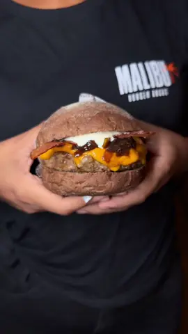 Você também curte aquele sabor ‘doce’ da Cebola Caramelizada no seu Hambúrguer?  🌴Rua Rio Javari, 43 - Vieiralves  🌴Av Cecília Meireles, 744 - Ponta Negra 🌴Av Max Teixeira, 1223 - Cidade Nova #manaus #hamburg #burger #fyp 