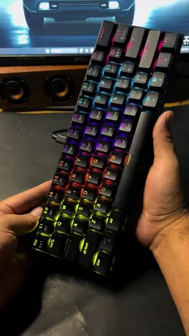 El Teclado Mecánico 60% MINI 61 teclas RGB es compacto, resistente y hecho para gamers y creadores. Disponible con nuestros amigos de shopping con Maria. #GamingSetup #TecladoMecánico #RGBVibes #GamersMX #ShoppingConMaria
