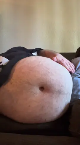 Big boy isn’t getting off the couch today. But I’m getting hungry #gainer #fatbellyweightgain #fatbelly #superchub #grommr 