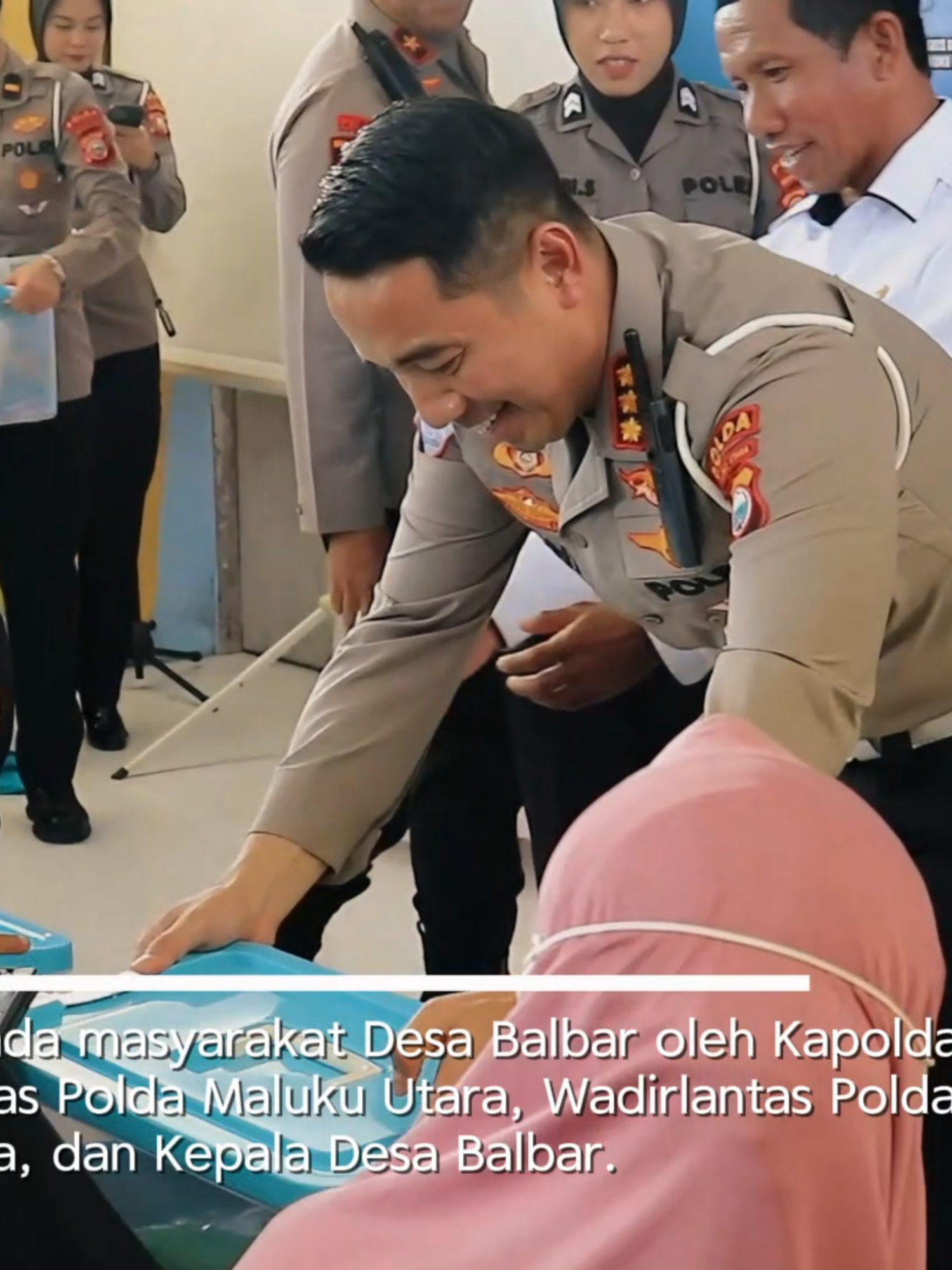 🤝🚓 Bakti Sosial Hari Lalu Lintas Bhayangkara ke-70 🚓🤝 Ditlantas Polda Maluku Utara melaksanakan kegiatan bakti sosial sebagai wujud kepedulian dan kebersamaan dengan masyarakat. ✨ #HariLaluLintasBhayangkara70 #BaktiSosial #DitlantasPoldaMalut #PolantasPresisi #PolriUntukMasyarakat #fyp