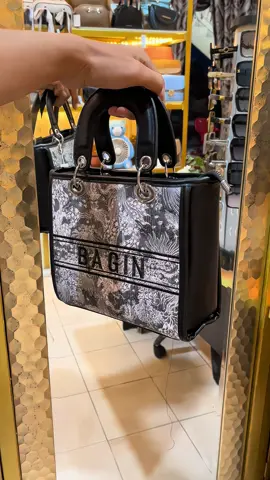 Kapan lagi dapat tas semurah gini mana aslinya cakep banget lagi  #tasselempangwanita #shoulderbagwanita #taswanitaelegan #handbagwanita 