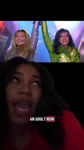 I don’t recall her coming back out on stage fr to finish the set??? They got one song and then had to leave cuz the concert was a disaster.  #lizziemcguiremovie #hilaryduff #fyp #otpjoker #tiktokretrocontest