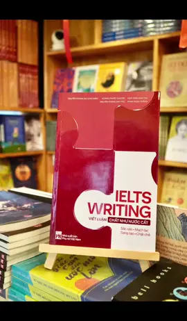 Cuốn sách trong ảnh là “IELTS Writing – Viết luận chất như nước cất” do NXB Phụ nữ Việt Nam phát hành. Nội dung chính của sách: 	•	Hướng dẫn chi tiết cách viết bài Task 1 và Task 2 trong kỳ thi IELTS. 	•	Cung cấp các mẫu luận điểm mạch lạc, sáng tạo và có tính thuyết phục cao. 	•	Phân tích những lỗi sai thường gặp khi viết để người học tránh. 	•	Đưa ra chiến lược xây dựng ý tưởng, lập dàn ý, triển khai luận điểm logic. 	•	Giúp người học rèn luyện văn phong tiếng Anh sắc sảo, súc tích và chặt chẽ, hướng tới mục tiêu Band 7.0+. 📌 Cuốn này đang hot vì phù hợp cho cả người mới bắt đầu luyện Writing lẫn người muốn nâng band điểm nhanh, dễ áp dụng cho thi thật. 5 hashtag TikTok: #IELTSWriting #SachHocTiengAnh #OnThiIELTS #BooktokVietnam #TuHocIELTS