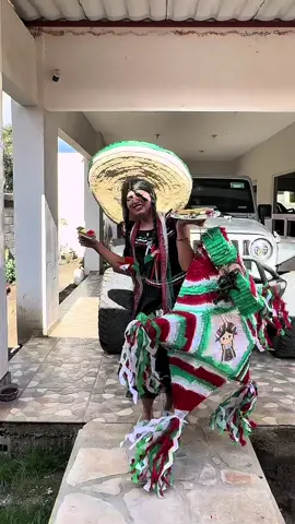 Jajaja cuando vas a una fiesta mexicana #nochemexicana #adaneoofficial 