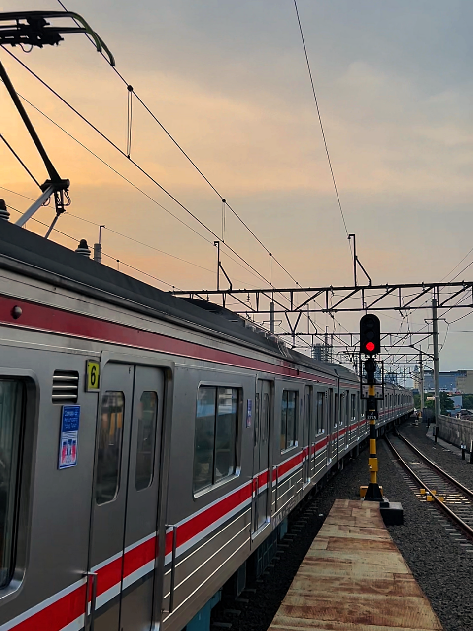 1~ Kereta Stasiun Manggarai Jakarta. Video nya boleh kalian ambil buat bahan content, gausah folow gpp. #stasiunmanggarai #fyp #foryoupage #mediawb #jakarta 