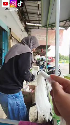 Baru jam 7 pagi jualan tantenya udah habiss, maa syaa Allah ikut senang 🤗🥰, diajak main donk.. #fyp #seruseruan #gratis  #berbagirejeki