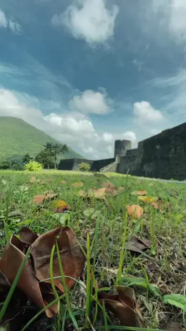 Benteng Belgica, sebuah simbol kekuatan dan kejayaan masa lalu. Benteng ini memiliki sejarah yang panjang, mulai dari pembangunannya pada abad ke-17 hingga perannya dalam Perang Banda pada abad ke-17. Saat ini, benteng ini menjadi salah satu destinasi wisata sejarah yang paling populer di Banda Neira. #bentengbelgica #bandaneira #sejarah 