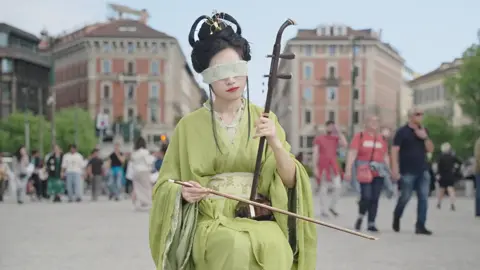 老外没见过这场面！盲拉二胡《美丽的神话》直接炸场 #二胡 #美丽的神话 #音乐就要这么玩 #文化输出 #战国袍