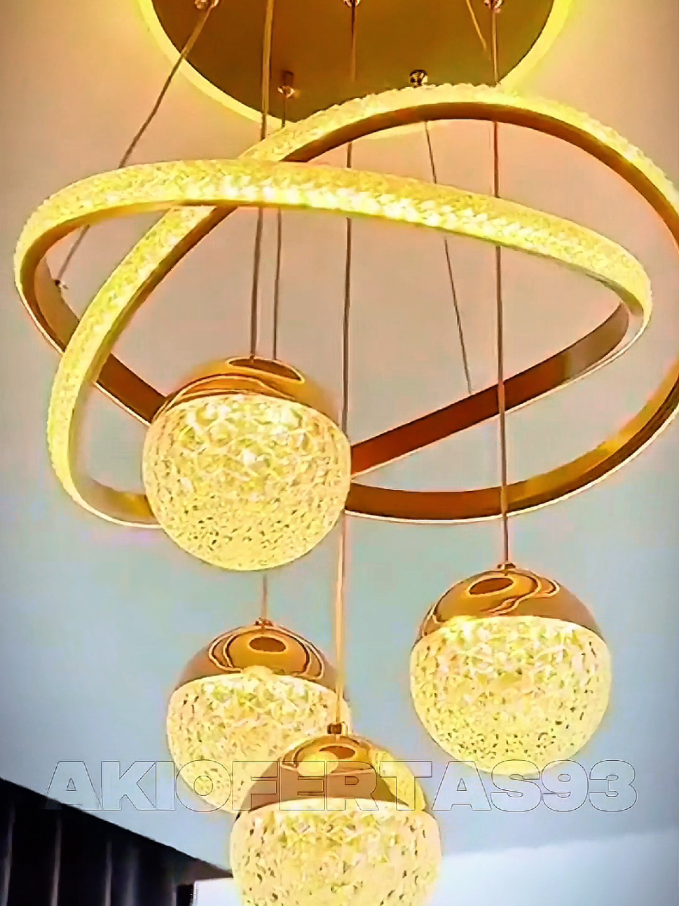 Transforme seu ambiente com a luz perfeita! Este lustre moderno e simples tem 3 cores em 1 para você criar a atmosfera ideal. Perfeito para sala de jantar, cozinha ou quarto, ele é o toque de design que faltava na sua casa.✨️🤩 •Lustre para sala ​•Lustre moderno ​•Luminária de teto ​•Iluminação de cozinha ​•Lustre simples •​Lustre 3 cores •​Acessórios de iluminação ​#LustreModerno #LuminariaLED #DecoracaoDeCasa #DesignDeInteriores #LustreParaSala 