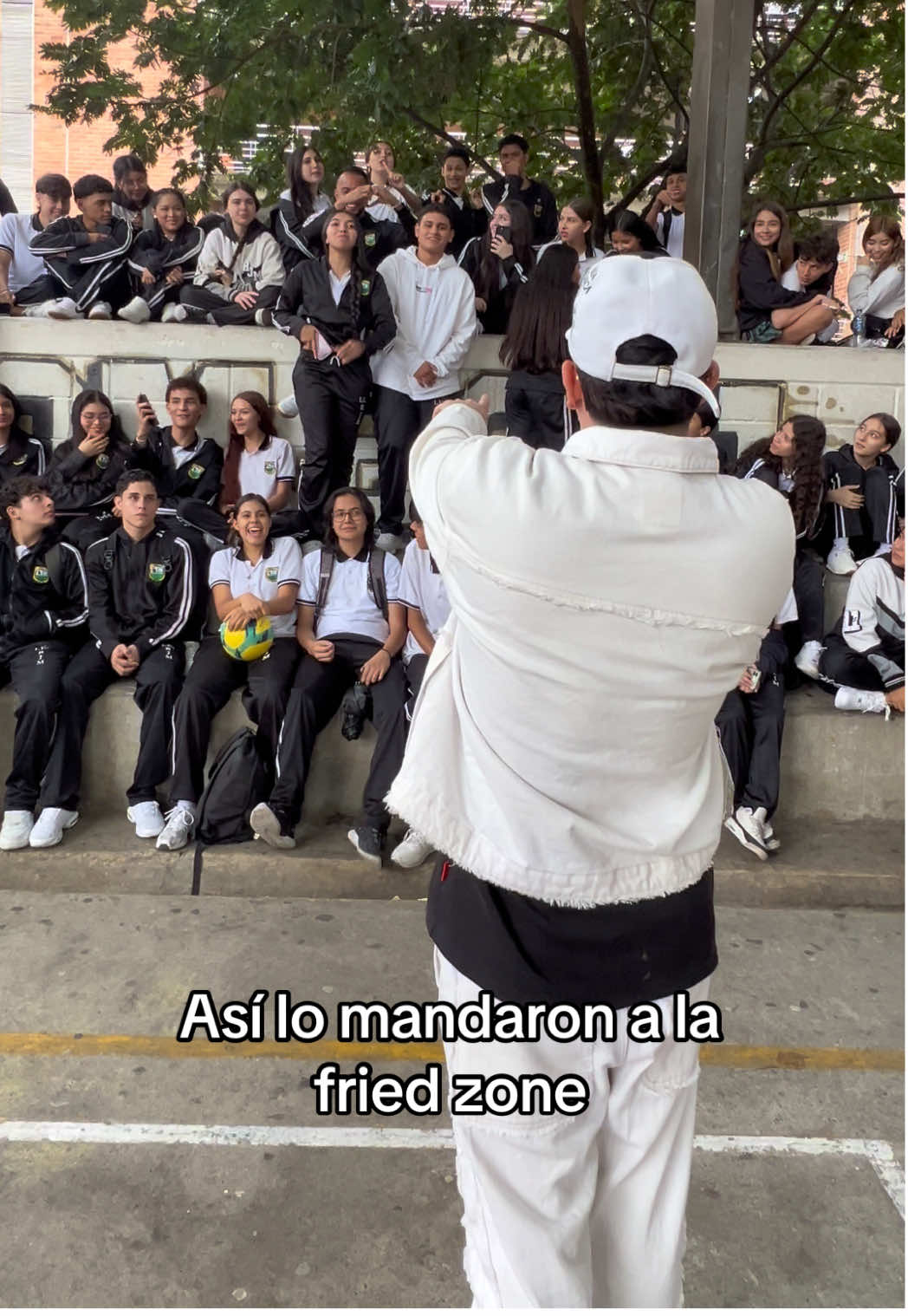 A la friddon 😂😂😂😂😂  ese traductor que jajajaja gracias por el amor muchachos🙏🏻🩷 #colegios #tourcolegios #fyp 