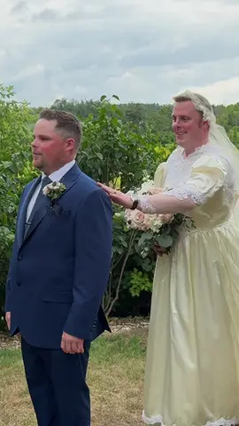 A little friendly prank on the groom before the ceremony… He did his first look already but we wanted to get some better shots with the clouds appearing 😉 #firstlookprank #groomprank #weddingprank 