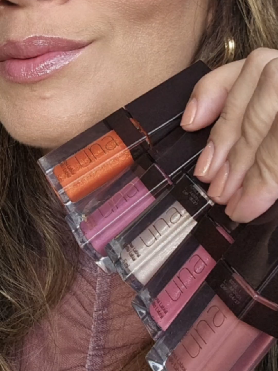 ✨ Novidade na linha Natura Una! Chegaram os Glosses Labiais Hidratação Ativa  💋 Textura leve, nada pegajosa 💎 Brilho intenso que dura horas 🌿 Hidratação que cuida dos lábios Disponíveis em cores apaixonantes: Violeta 6, Rose 1, Pérolas 1, Rosa 2 e Laranja N1. Mais que make, um tratamento de beleza em cada aplicação! #naturauna #maquiagem #gloss #make #makeup  @Consultoria Natura e Avon  @Naturabr 