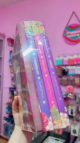✨👑 Lançamento Encantado! 👑✨ Chegaram os Cadernos Princesas Tilibra! São 4 capas incríveis para você escolher: Bela, Cinderela, Rapunzel e Jasmine 💖 Com 160 folhas decoradas, perfeitas para deixar seus estudos ou anotações ainda mais mágicos. 🌟 Qual é a sua princesa favorita? 👉 Garanta já o seu e leve a magia da Disney para o seu dia a dia!
