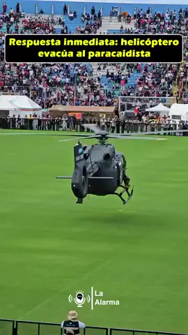 #LaAlarma Así fue la llegada del helicóptero de las Fuerzas Armadas de Honduras, que aterrizó en medio del Estadio Nacional para evacuar al paracaidista que sufrió una aparatosa caída durante su salto libre. #Honduras #paracaidistas #desfilespatrios #policiamilitar