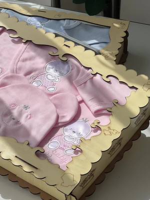 أحسن هدية لمولود جديد، بوكس فيه 8 قطع ضرورية. ساهل، أنيق، وجاهز للتقديم